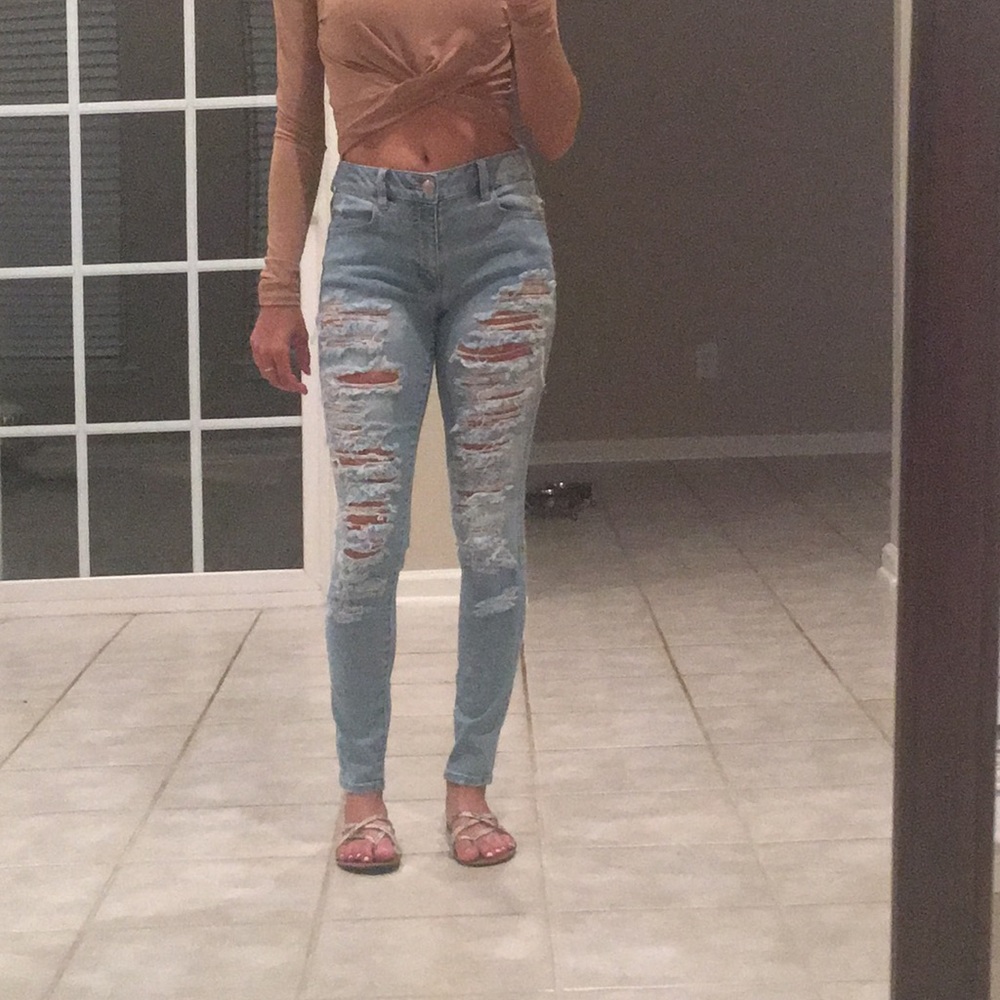 🔥 Mid rise light wash ripped American Eagle jeans